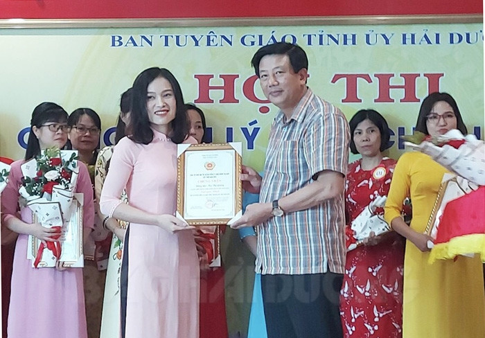 Giảng viên Hà Thị Giang đoạt giải nhất Hội thi giảng viên lý luận chính trị giỏi năm 2022